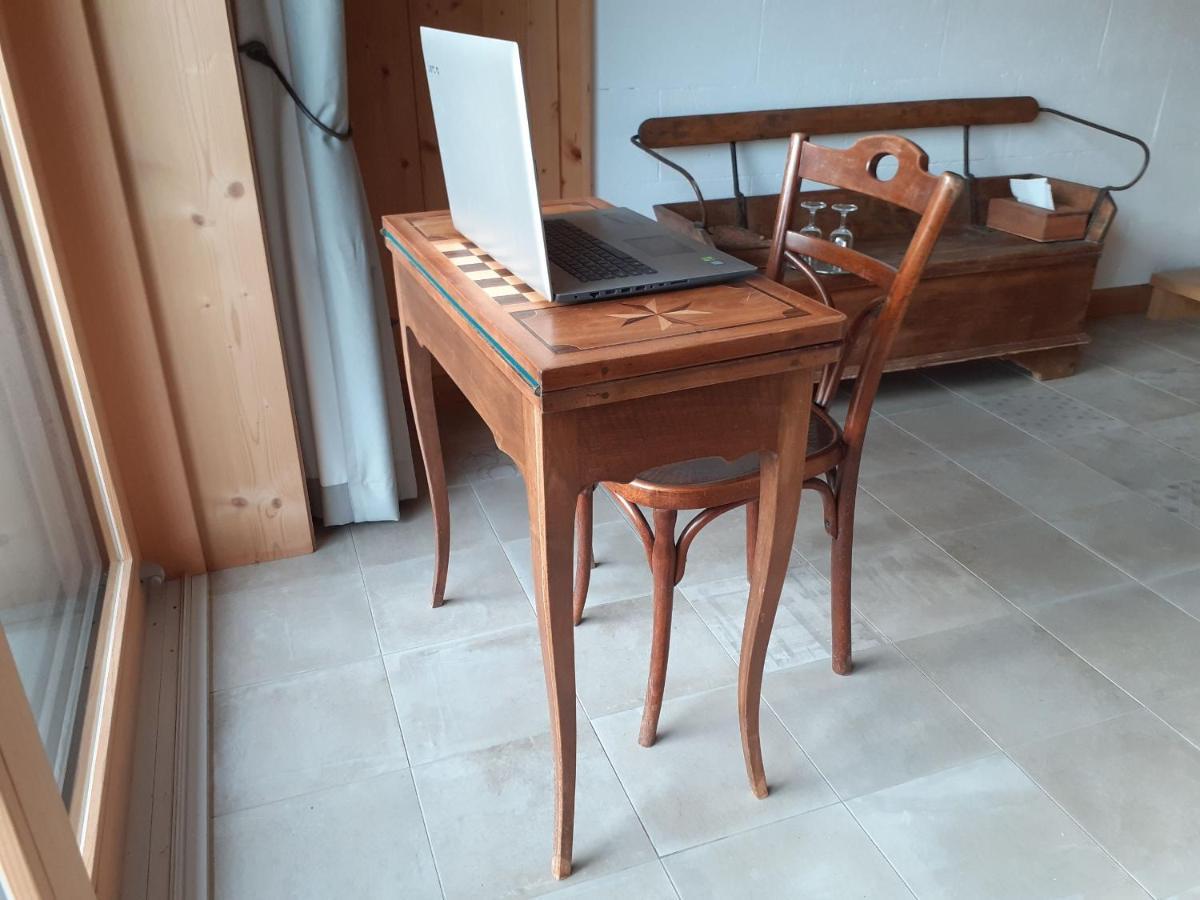 Les Abeilles Bed & Breakfast Romont Eksteriør bilde